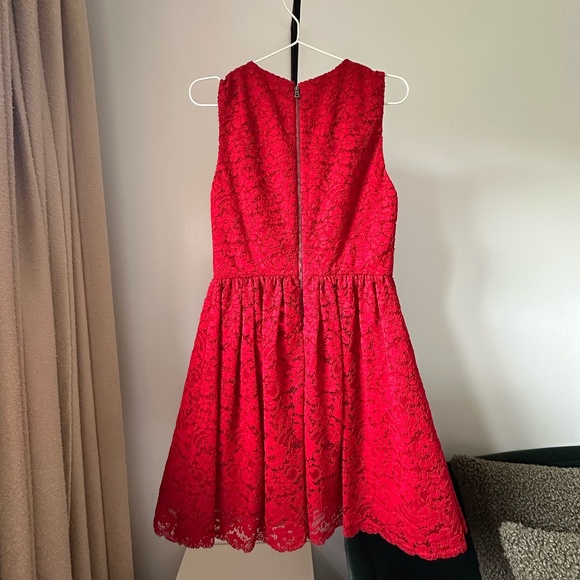 Alice + Olivia Kappa V-Neck Red Lace Party Dress - Picture 3 of 16